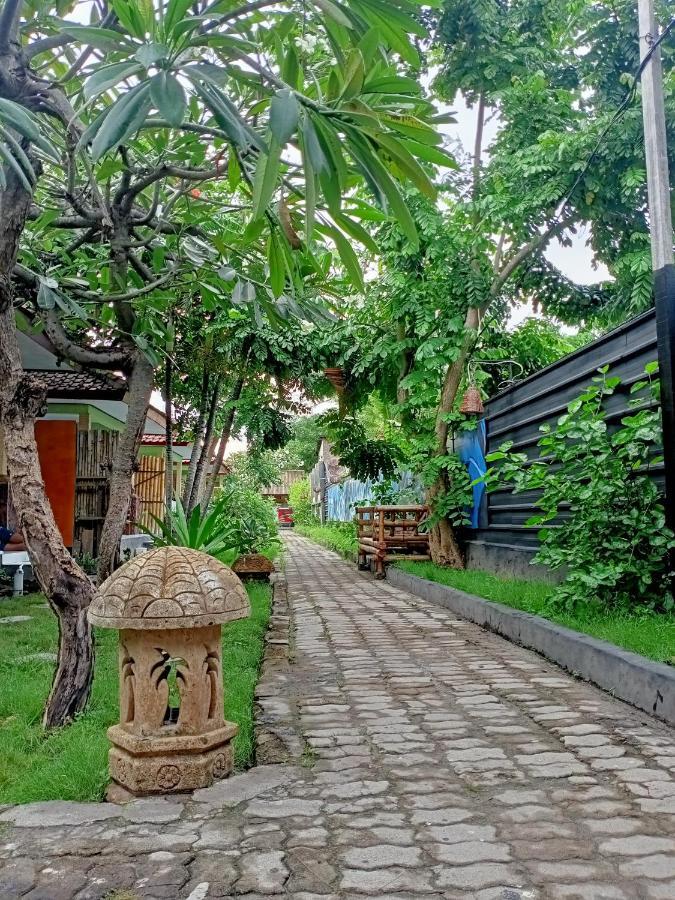 Creative Bungalow Beach Front Gili Trawangan Exterior photo